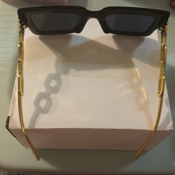 Black and gold chain link sunglasses - Picture 3 of 3